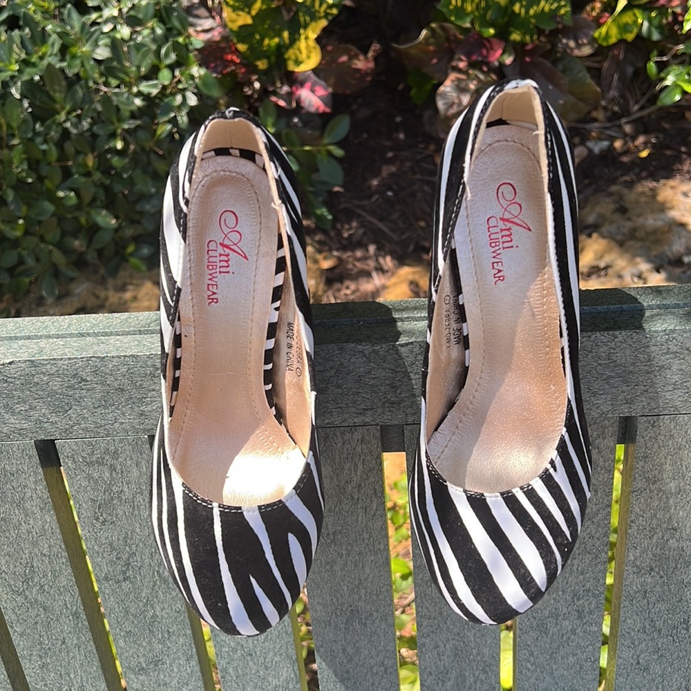 Size 7 Zebra platform pumps… so comfortable! Can wear to any occasion…. - Picture 13 of 17